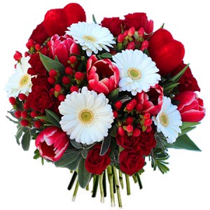 la saint valentin: bouquet de roses, tulpes, gerberas, hypéricum