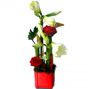 fleur de Noël: composition florale de fleurs deNoël à base de roses rouges et amaryllis blancs