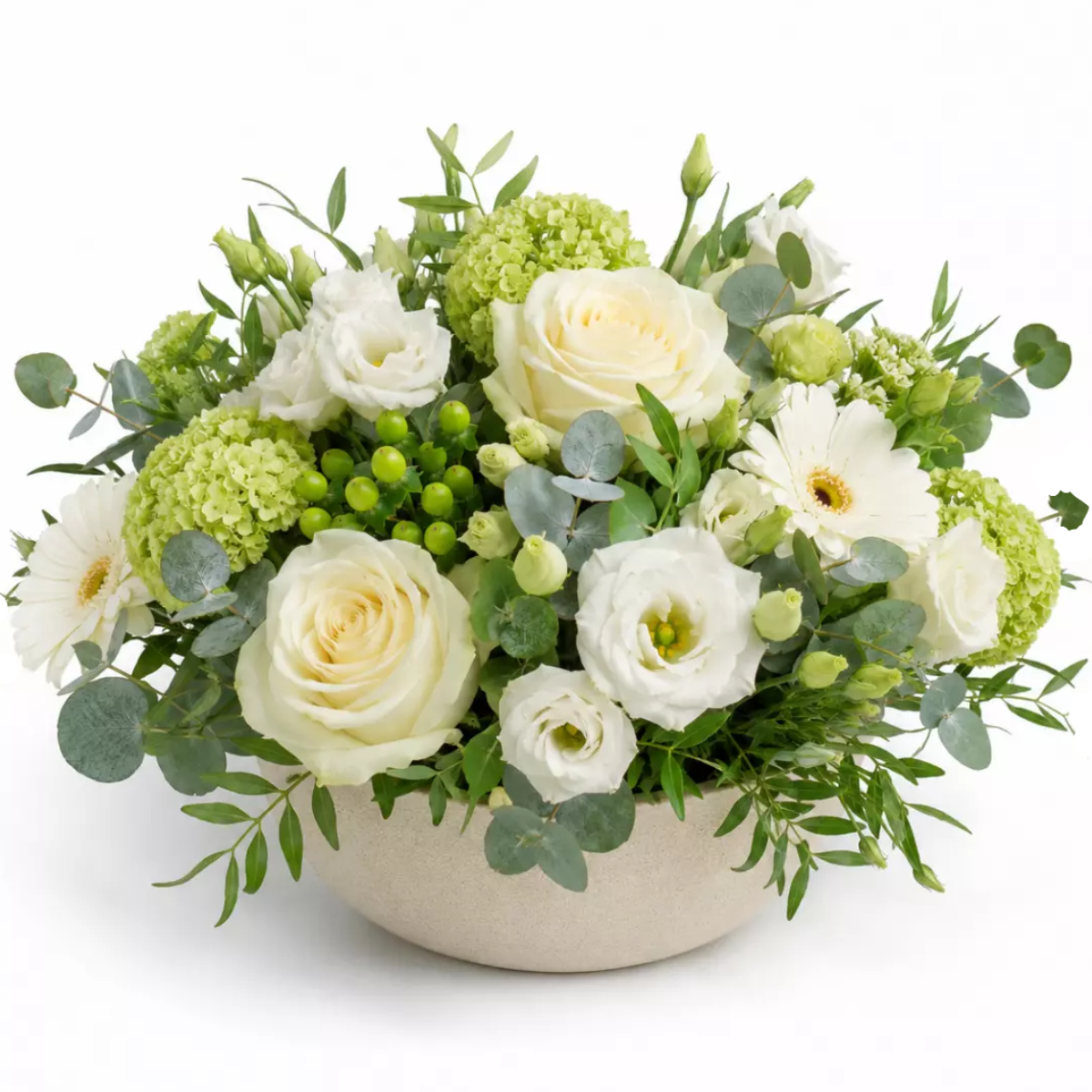 composition florale Dolce Vota pour mariage à base de roses blanches, lisianthus blancs, germinis blancs, hypéricum vert, viburnum, eucalyptus.