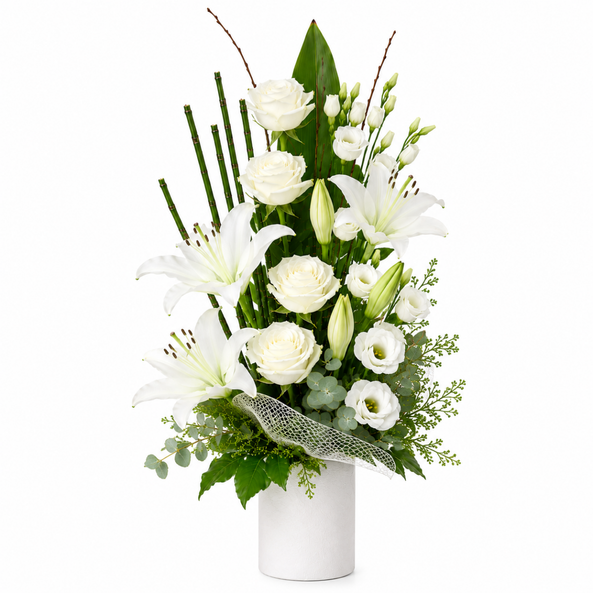 composition florale Gwenn pour mariage à base de roses blanches, lisianthus blancs, germinis blancs, hypéricum vert, viburnum, eucalyptus.
